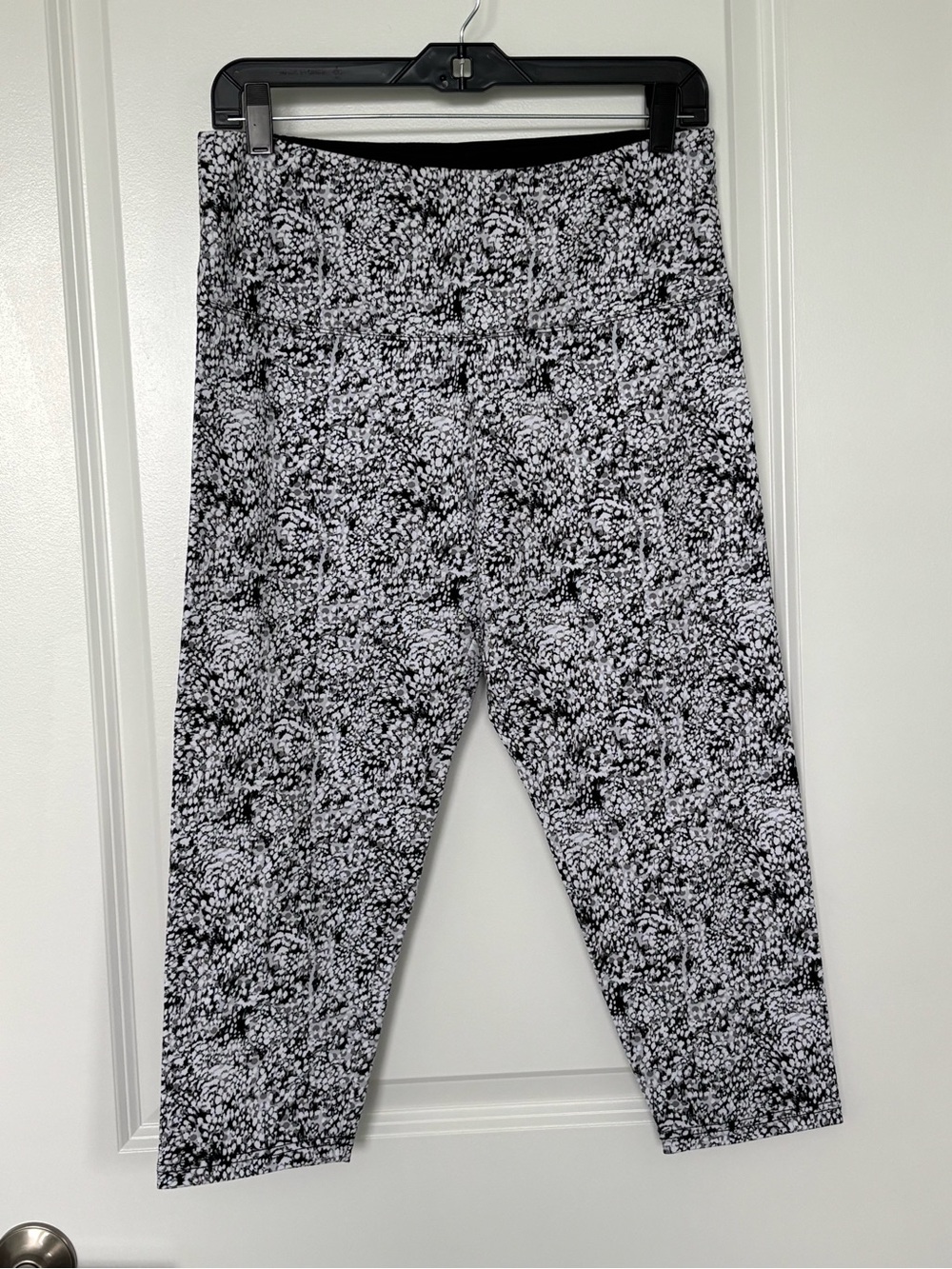 Khakis & Company Suavé Tummy Control Capri Leggings Medium Black White
